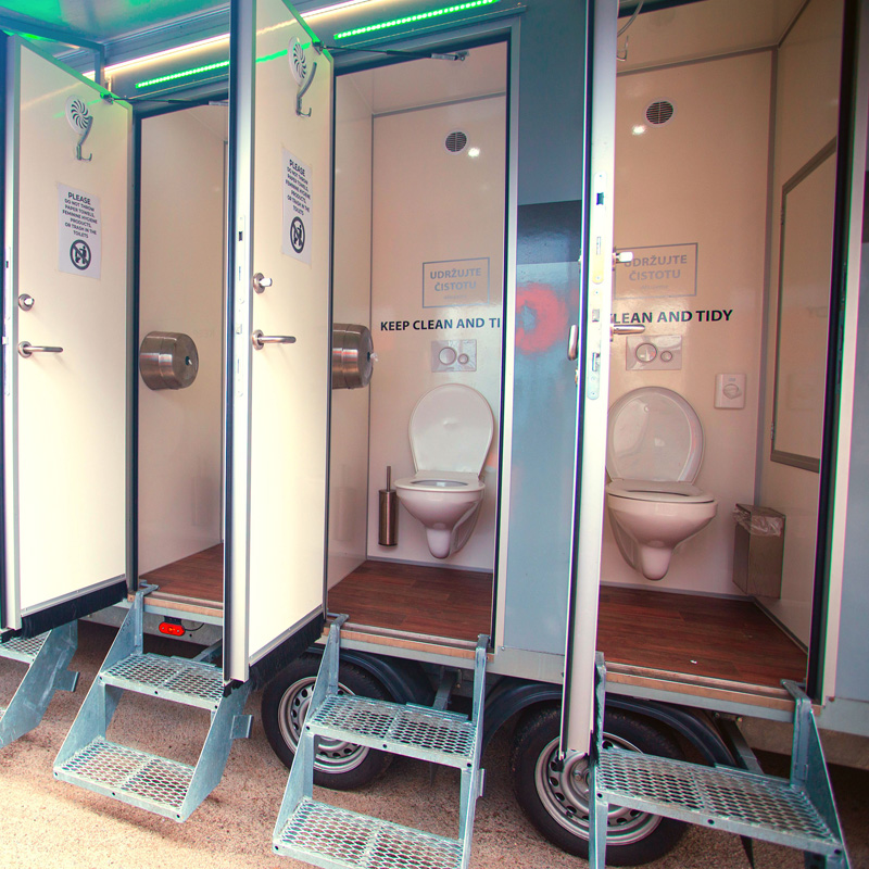 Čisté a upravené toalety | Oficiální Camping F1 | Spielberg, Rakousko & Spa, Belgie & Imola, Itálie | Red Bull Ring & Circuit de Spa-Francorchamps & Autodromo Enzo e Dino Ferrari | Easy Camping | www.gpcamping.com